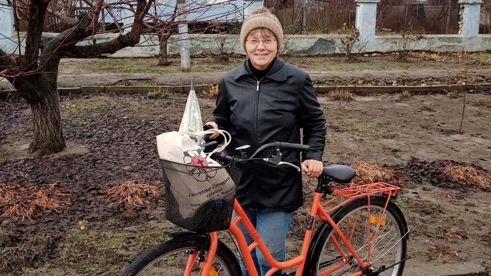 Nina Knutas på Svenskbyföreningens cykel.
