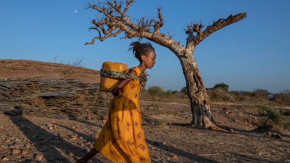 En kvinna på flykt från Tigray-regionen, där det har lugnat ned sig efter en av de senaste årens blodigaste konflikter som enligt vissa uppskattningar krävt hundratusentals människoliv. På andra håll i Etiopien blossar dock nygamla konflikter upp. Arkivbild.
