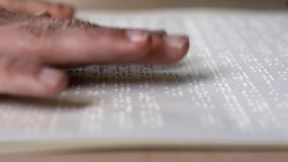 För den som inte ser utgör punktskrift en möjlighet att läsa text utan tal, vilket är viktigt att lära sig tidigt,  skriver tre representanter för Feminstiskt perspektiv.