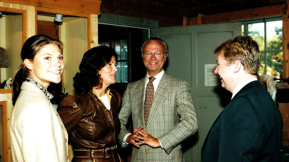 Här ses de tre kungligheterna glatt samtala med guiden Jerry Johansson (senare kommunalråd i Arvidsjaur) inne i Rallarmuseet i Moskosel.