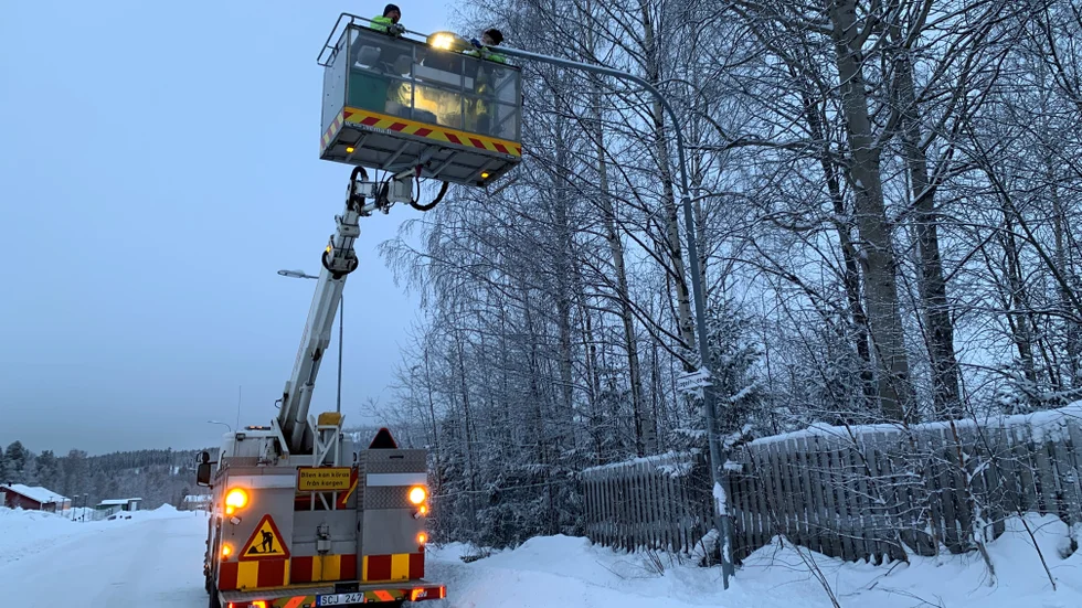 Här byter kommunen armatur på en lyktstolpe. Om testerna går bra ska de kunna jobba mer förebyggande framöver, exempelvis kunna se när en kabel är trasig och göra ett byte innan ett helt område blir svart.