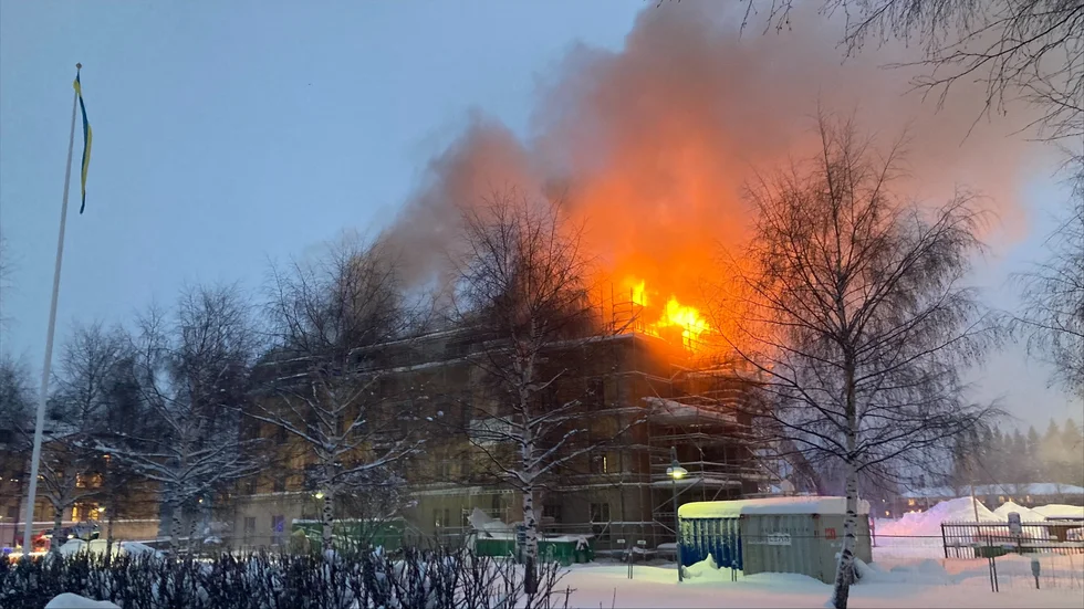 Kanslihuset vid I 19 i Boden började under måndagen brinna.