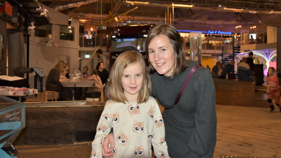 Selma Wahlberg, 6 år och Maria Wahlberg gjorde ett besök på Teknikens hus i Luleå under trettondagen. "Köra båtarna", svarar Selma på frågan om vad hon tyckte var roligast att göra på Teknikens hus. 