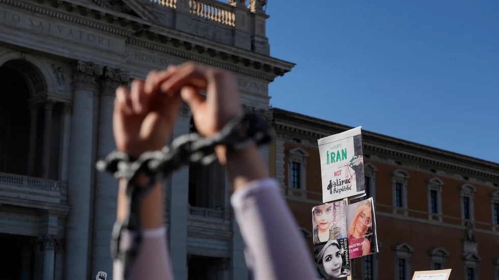 Omfattande demokratiprotester inleddes i Iran efter Masha Aminis död i moralpolisens förvar i september, och protesterna spred sig till många andra länder. Bilden är tagen under en demonstration i Rom i oktober.