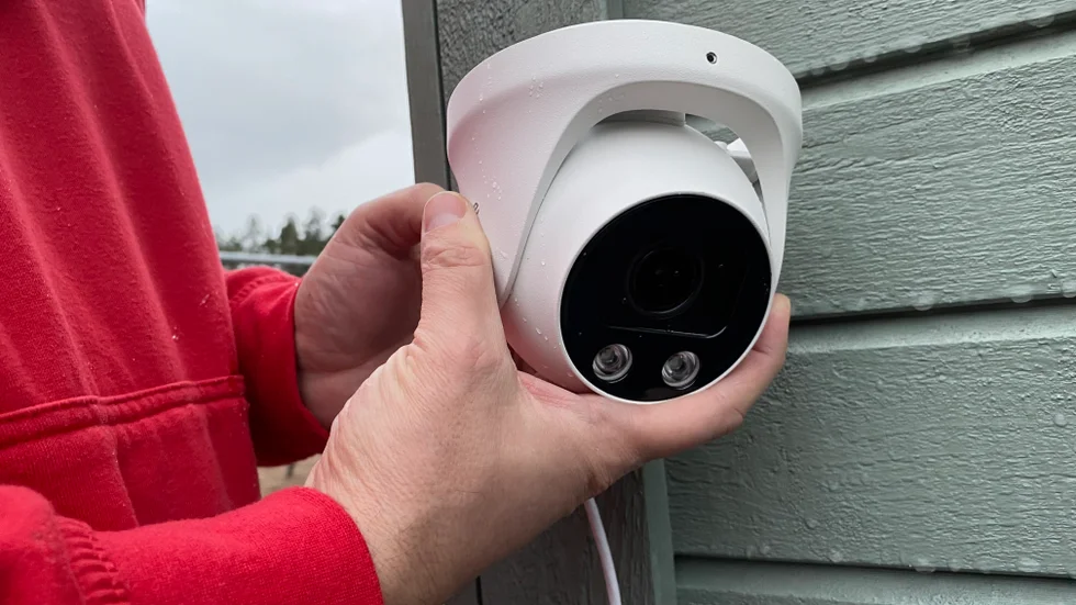 En boende i ett villaområde i Mjölby kommun har anmälts för olaglig kameraövervakning.