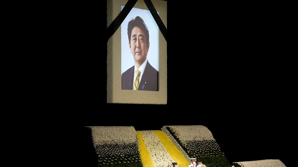 Shinzo Abes porträtt vakar över hans statsbegravning den 27 september förra året.