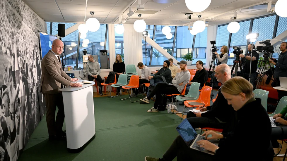 Fredrik Reinfeldt blev utfrågad av journalister när han presenterades som valberedningens huvudkandidat som ordförande i Svenska fotbollförbundet.