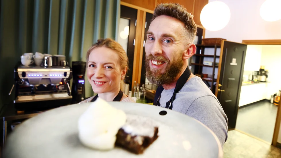 Paret Elisabeth Lundberg och Peter Andersson driver Bankens café i ABF-huset. Den 6 maj är de med i Moveat för första gången och bjuder förmodligen på sin egenbakade brownie med tillbehör.