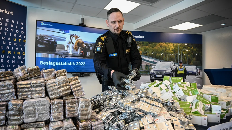 Adam Hübinette, chef för den yttre kontrollen på Arlanda flygplats, med beslag som Tullverket gjort under 2022.