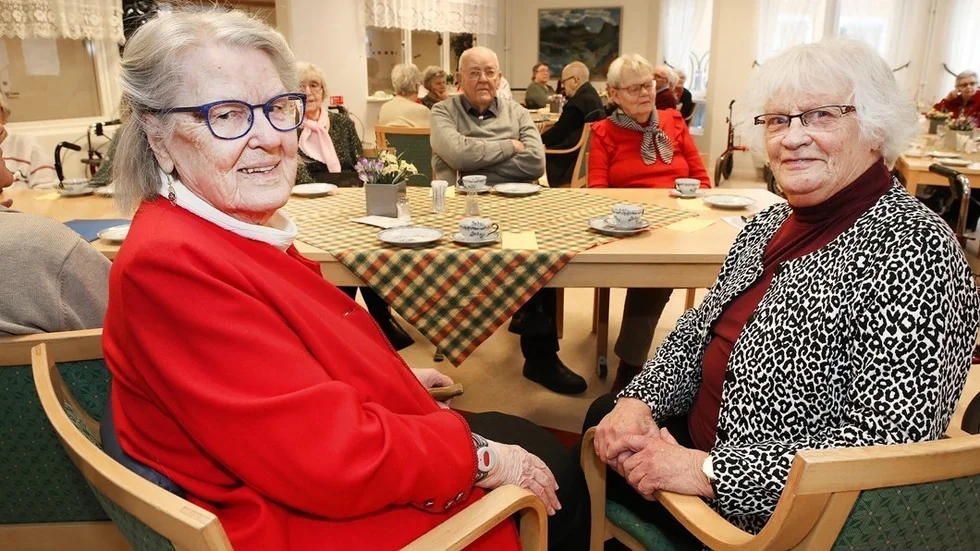 Ordförande Maggie Ottander och kassör Britta Bälter har i många år varit drivande i Synskadades förening i Vimmerby. Nu närmar de sig 95 år och lämnar styrelsen. Då upphör föreningen. Bilden taget vid årsmötet för fem år sedan.