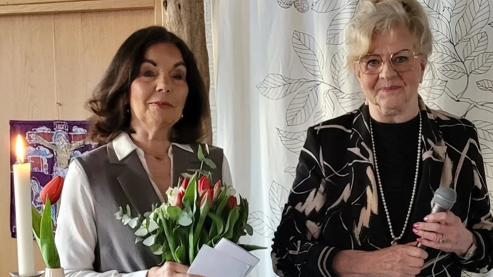 Ingegerd Olsson avtackades av Ulla-Britt Boström, omvald ordförande för Piteå Röda korskrets.