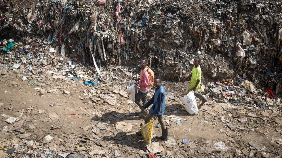 Många donerade kläder hamnar på soptippar i Kenya, som den här i Nairobi. Arkivbild.