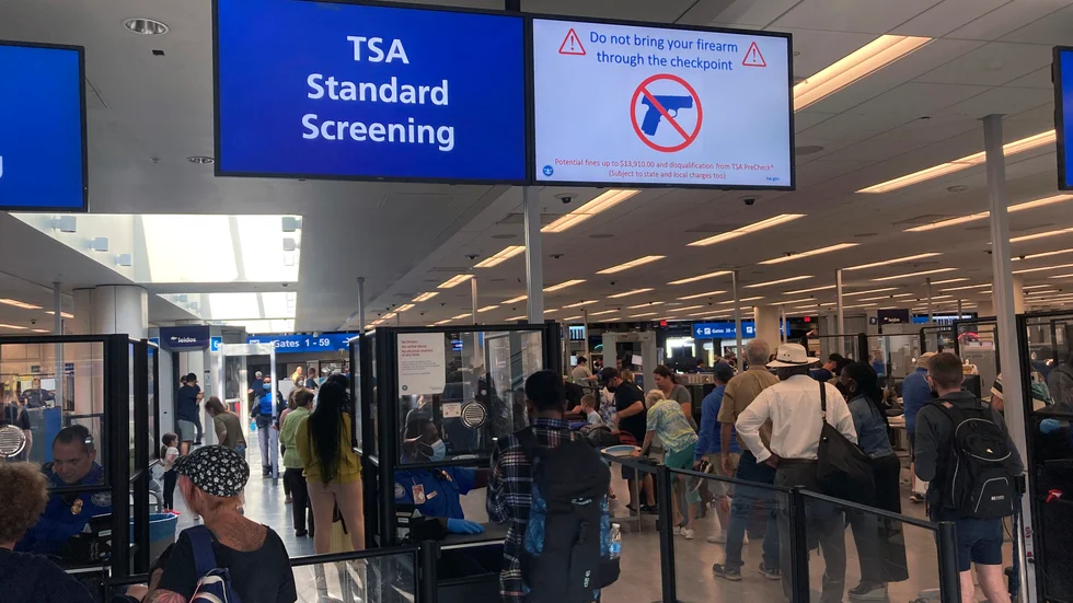 En anslag påminner resenärer om att inte ta med sig skjutvapen genom säkerhetskontrollen på flygplatsen i Orlando, Florida. Bild från 2022.