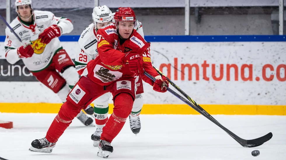 Oskar Asplund under en hemmamatch under säsongen. Backen är på väg att sätta ett nytt rekord i hockeyallsvenskan.