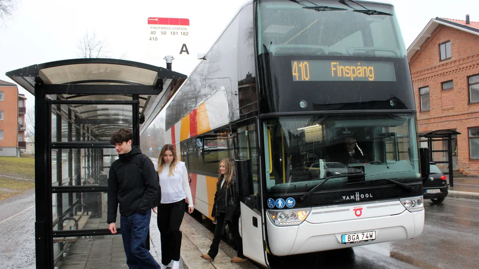 CNG-eleverna Wiktor Dzieciolowski, Emelie Kryger och Elsa Winell på väg ut från bussen vid Finspångs station.