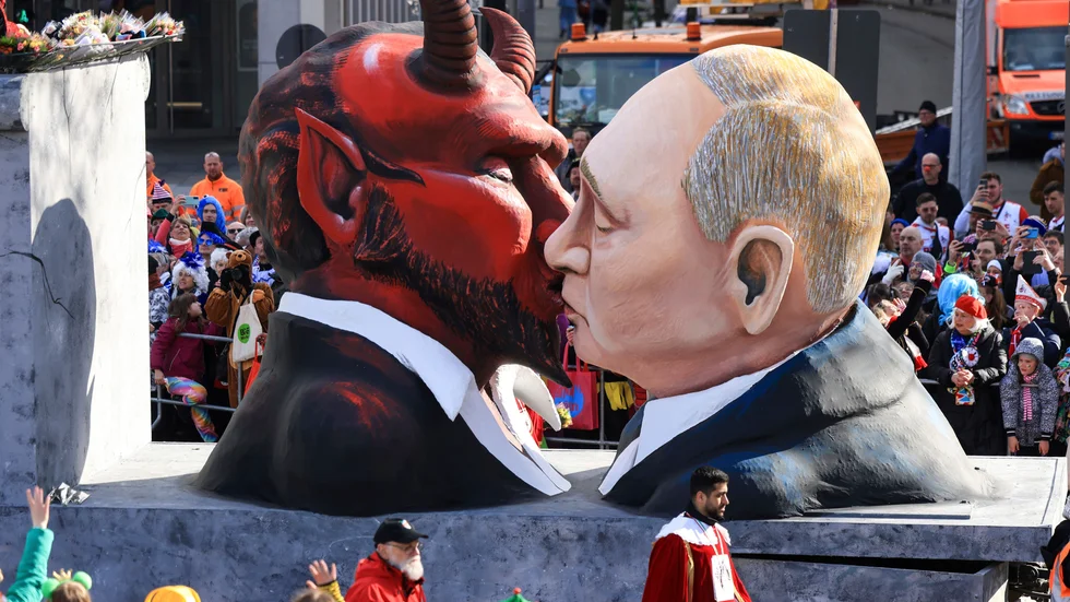Rysslands president Vladimir Putin kysser djävulen, ett inslag i karnevalståget i Köln i Tyskland. Samma dag började en symbolisk rättegång mot Putin i Haag i Nederländerna.