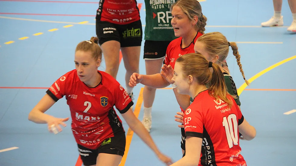 Johanna Sköld, Jennifer Hagman och Anna Landström visar upp ett starkt försvarsspel för EHF. Mycket kamp, men för uddlöst framåt när ordinarie niometersskyttar är borta.