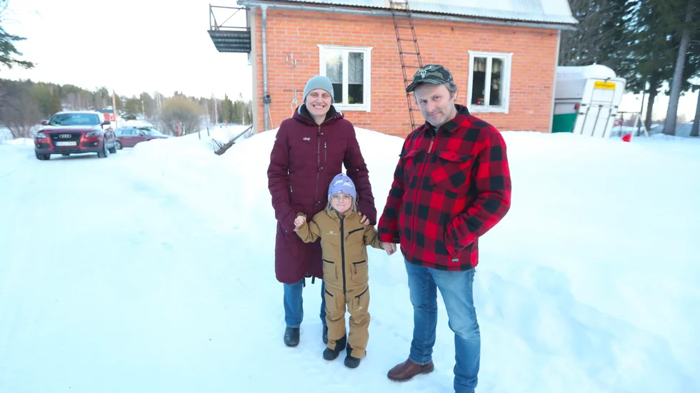Kathy Coppens, Shane Lythgoe och deras dotter Elisa Lythgoe har precis flyttat in i huset som de har köpt. 