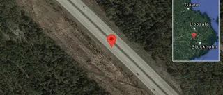 Personbil stillastående på E18 - helt stopp i ett körfält