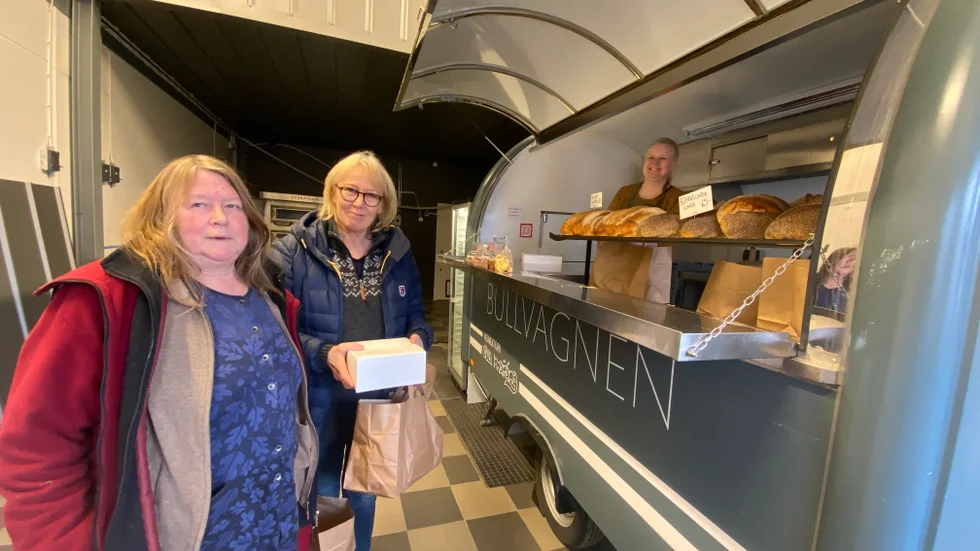 "Äntligen! Vi har tjatat på dem att de ska komma hit", säger Gnestaborna Jenny Hasseltoft (i mitten) och Karin Asklund, som känner till Lilla maräng från Järna.