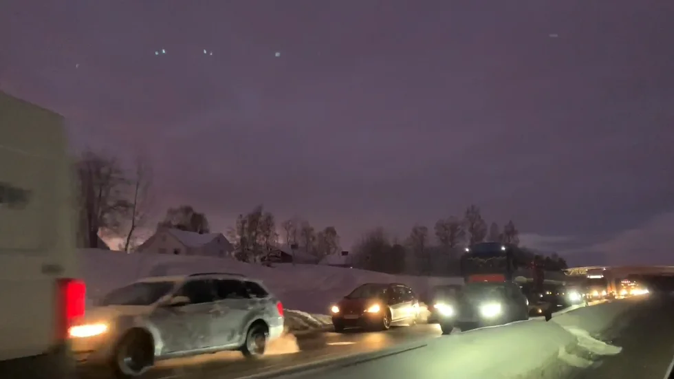 Det var långa bilköer vid olycksplatsen i morgontrafiken på måndagen.