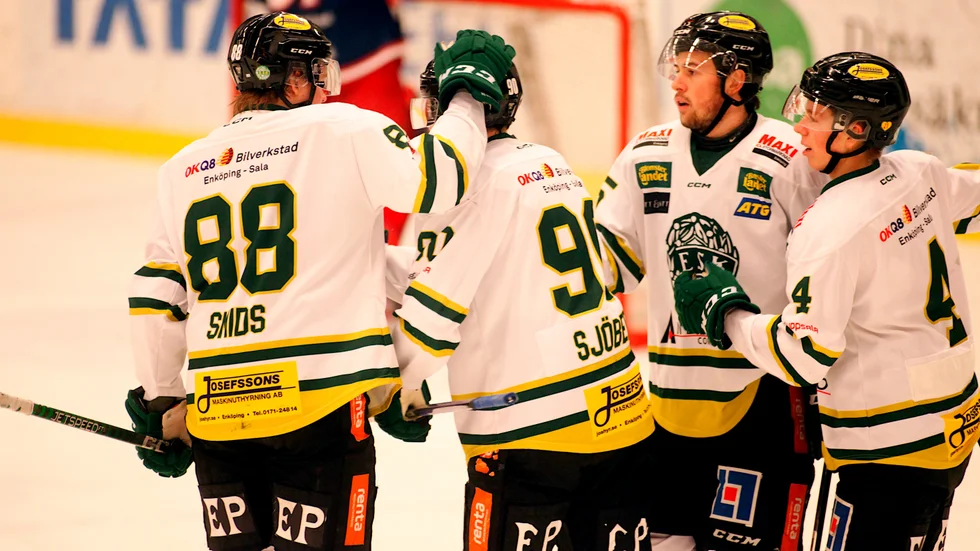 Simon Sjöberg klappas om efter sitt mål mot Surahammar.
