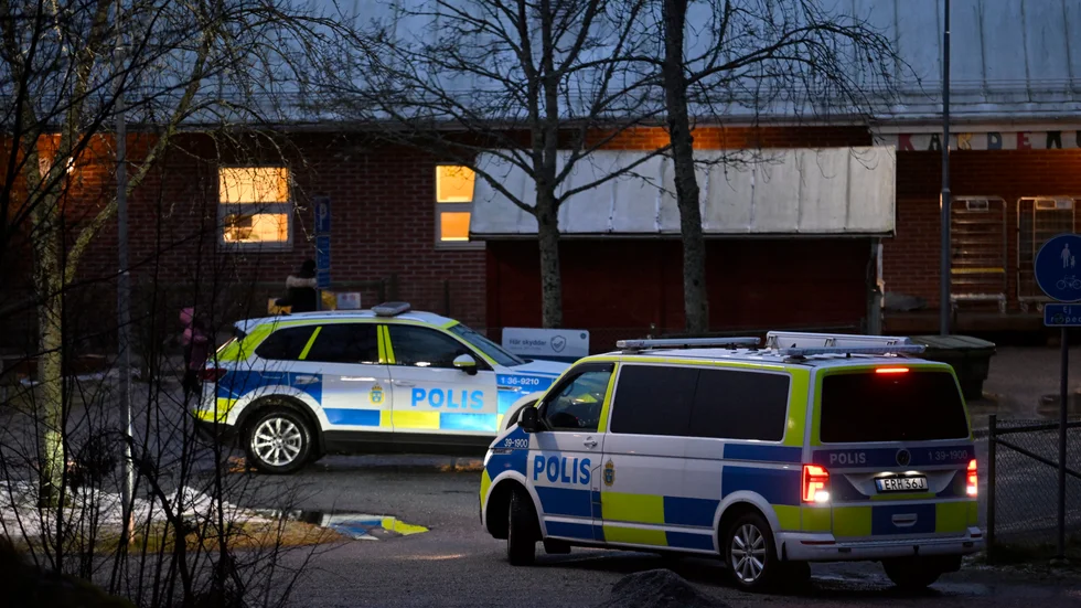 Polisen är på plats vid gymnasiet i Tyresö söder om Stockholm. Skolan har utrymts efter ett hot.