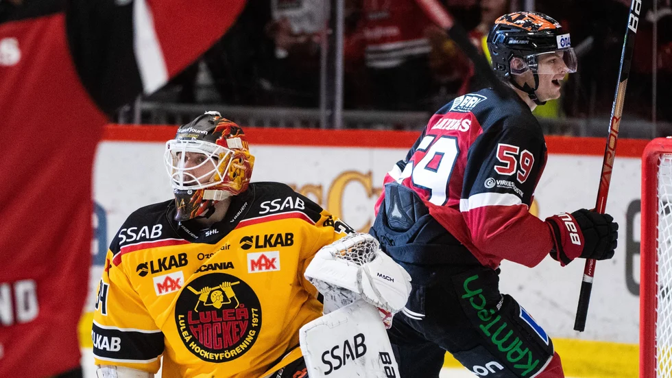 Adam Hofbauer har precis prickat in sitt första SHL-mål i karriären på Luleås Joel Lassinantti.