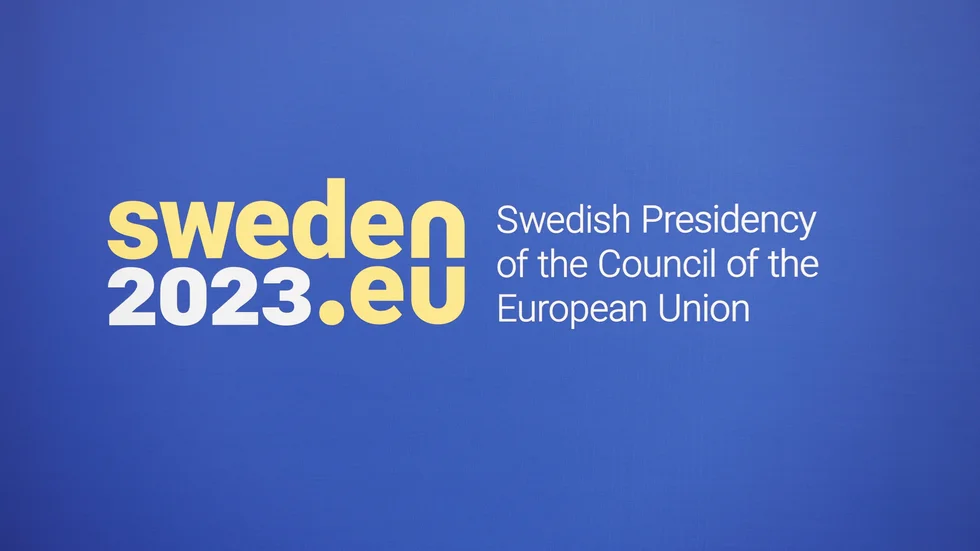 Sverige är ordförande i EU för tredje gången. Vi gör det i en svår tid med flera parallella kriser, skriver EU-minister Jessika Roswall (M) och riksdagsledamoten Mattias Karlsson (M). På bilden logotypen för Sveriges ordförandeskap i Europeiska unionens råd.