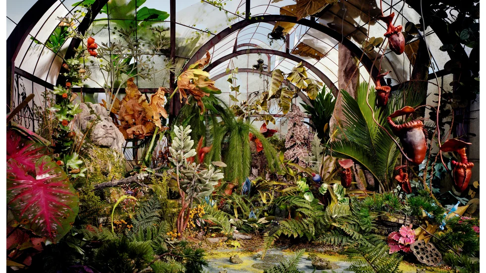 Gemensamt för konstnärerna i utställningen "In bloom" är att de hittar inspiration i naturen. Lori Nix och Kathleen Gerber deltar med sina färgstarka, lätt dystopiska bilder. Pressbild.