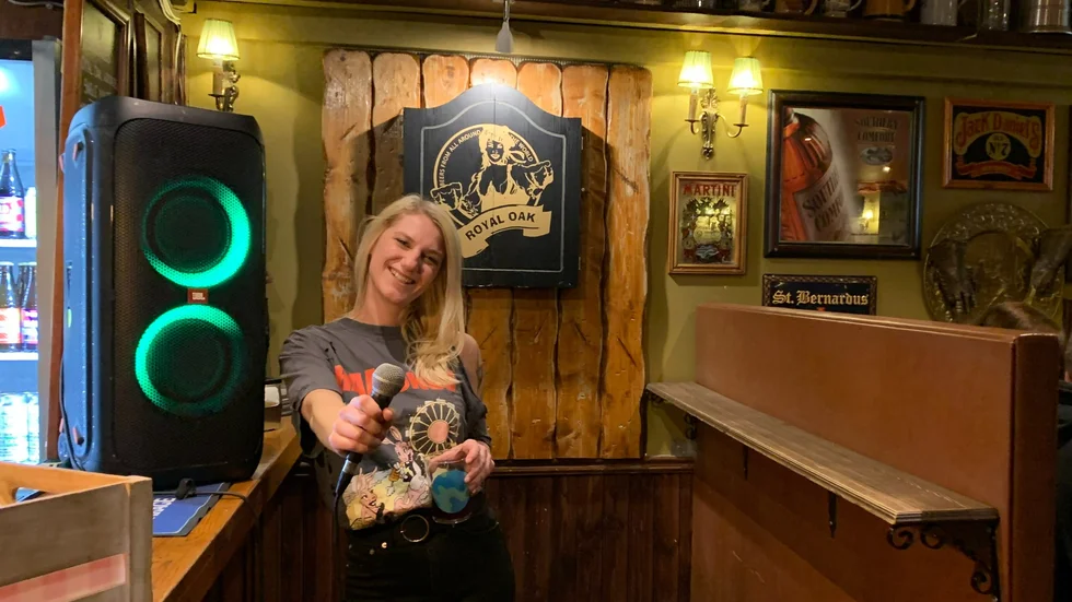Varje onsdagskväll leder Evelin Gaspar quiz på Royal Oak.