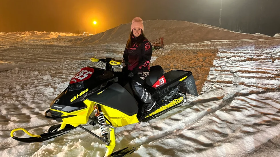 Davina Backteman, Infjärdens Racing, är redo för årspremiären i skotercross som körs i Östersund nu i helgen.