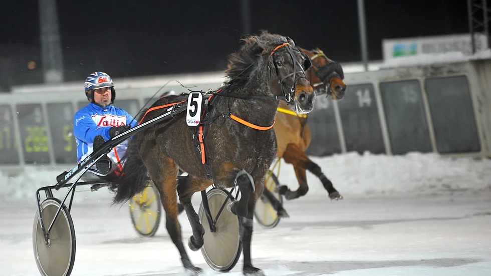 Soccerbox (Jens Eriksson) flyger förbi motståndet i V64-2 till drygt 30 gånger insatsen. En av fyra Eriksson-skrällar i inledningen av säsongen. Jens vann dubbel inom V64-spelet i Boden. Satte även dit egentränade kallblodet Fyrfaks.