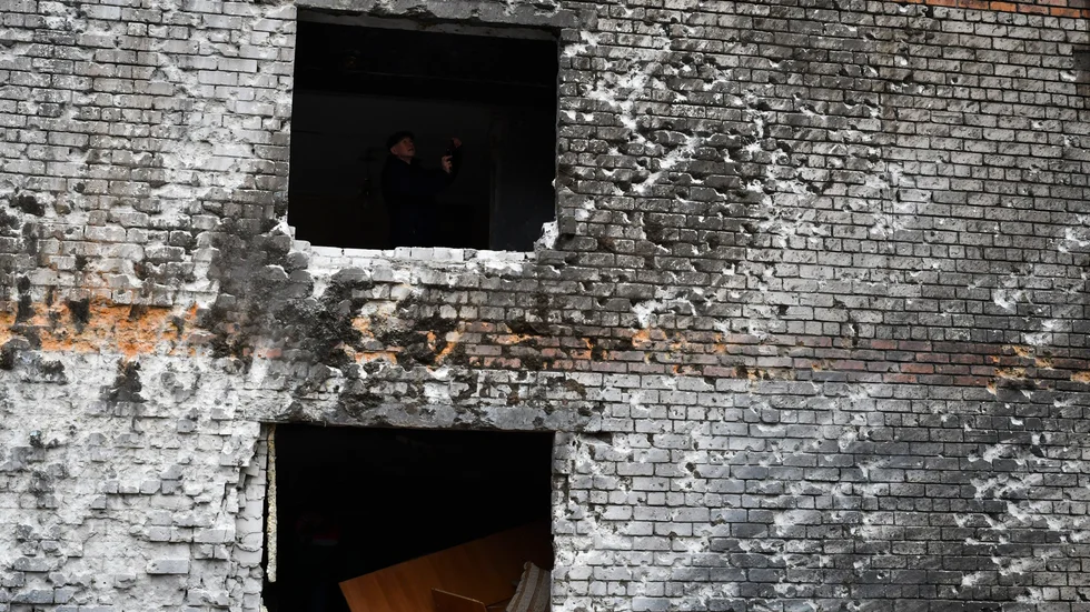 En byggnad som skadades i en rysk attack i Zaporizjzja i måndags.