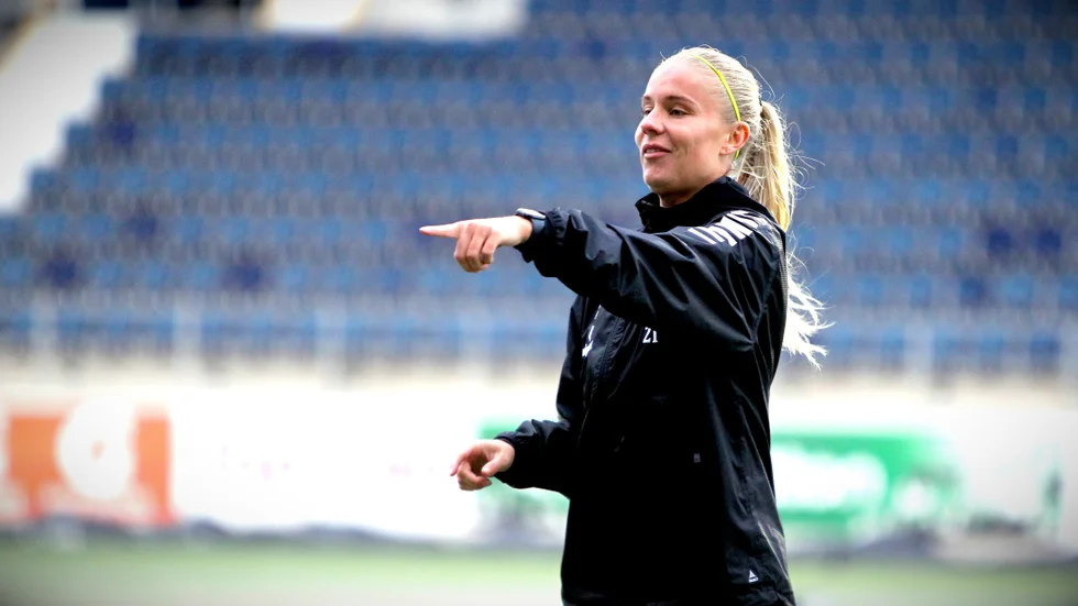 Landslagsbacken Stina Lennartsson är, trots gårdagens ryggkänning, redo för premiär imorgon.