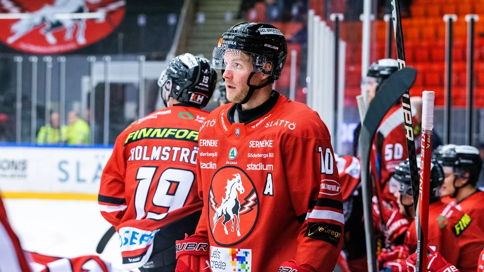 Jesper Samuelsson och Vita Hästen har spräckt sviten med bortaförluster, men fick se sin svit med sju hemmasegrar i rad stjälpas. På tal om sviter: När går Hästen vinnande ur en förlängning eller straffläggning för första gången denna säsong?