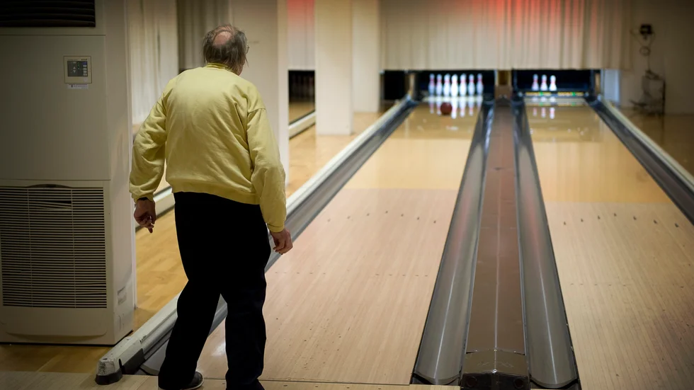 Bowling är en lättillgänglig aktivitet för äldre, men även andra idrottsföreningar borde kunna hitta tillfällen för äldre att ingå i en gemenskap, tycker skribenten.
