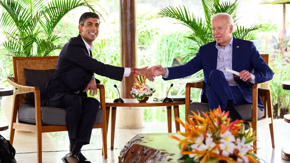 Insändarskribenten ser bara två länder där det parlamentariska systemet fungerar som det var tänkt, nämligen Storbritannien och USA. Här skakar premiärminister Rishi Sunak hand med president Joe Biden.