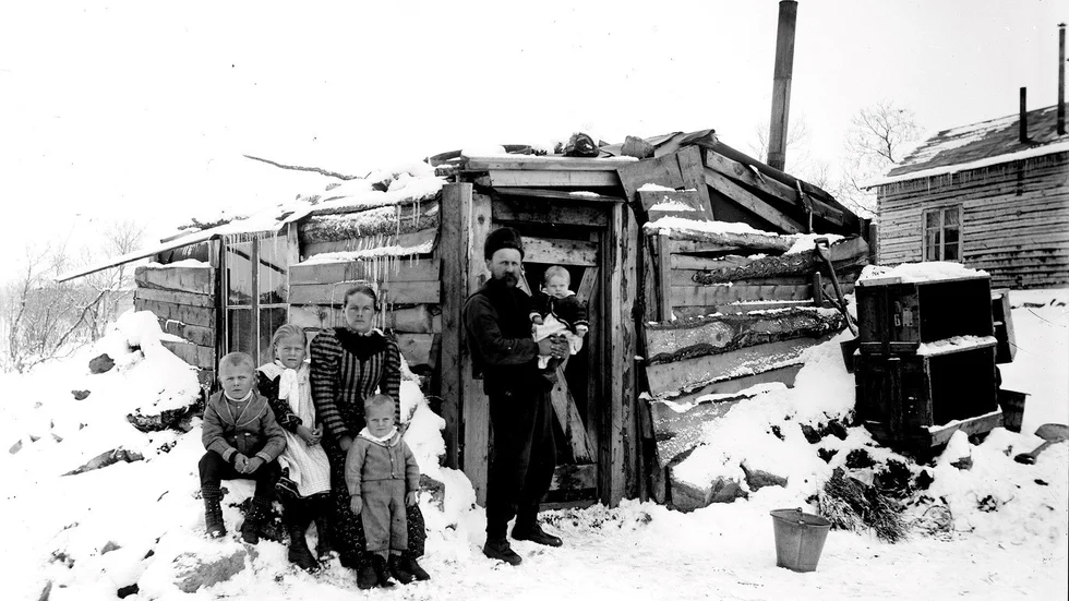 Familjen Söderberg framför sin enkla boning i Kiruna 1901. Möjligen väcker bilden en och annan tanke om levnadsvillkoren då och nu och kanske föds också en känsla av tacksamhet nu i juletid till pionjärerna som la grunden till vårt välstånd.  
