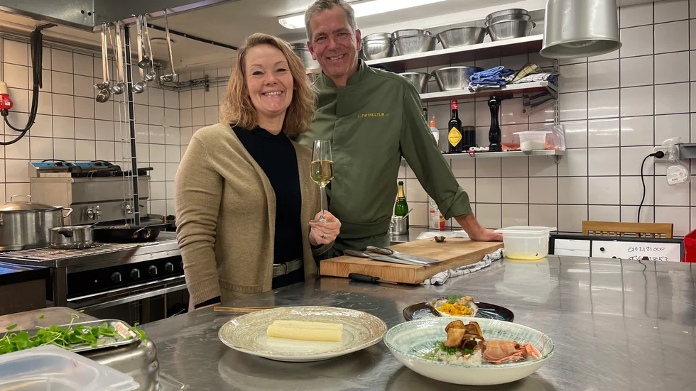 Micke And och Jennie And Sjöblom som driver Matkultur i gamla saltmagasinet på Kulbacken delar med sig av en lyxig fyrarättersmeny att fira in det nya året med. 