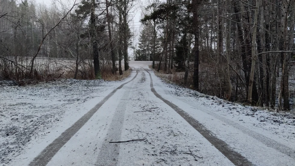 Sedan april har den omstridda vägen varit farbar, men länge kände sig byborna i en juridisk gråzon och vågade inte använda den fullt ut.