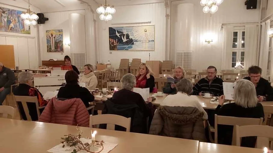 Psalmer sjöngs i ett vackert smyckat Kyrkans hus i Pajala.        