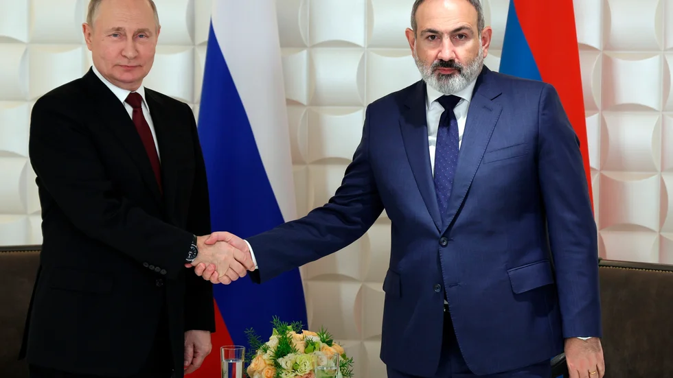 Armeniens premiärminister Nikol Pashinyan (till höger i bild) kan tacka Vladimir Putins anfallskrig mot Ukraina för ett rejält valuta- och tillväxtlyft i år. Arkivbild.