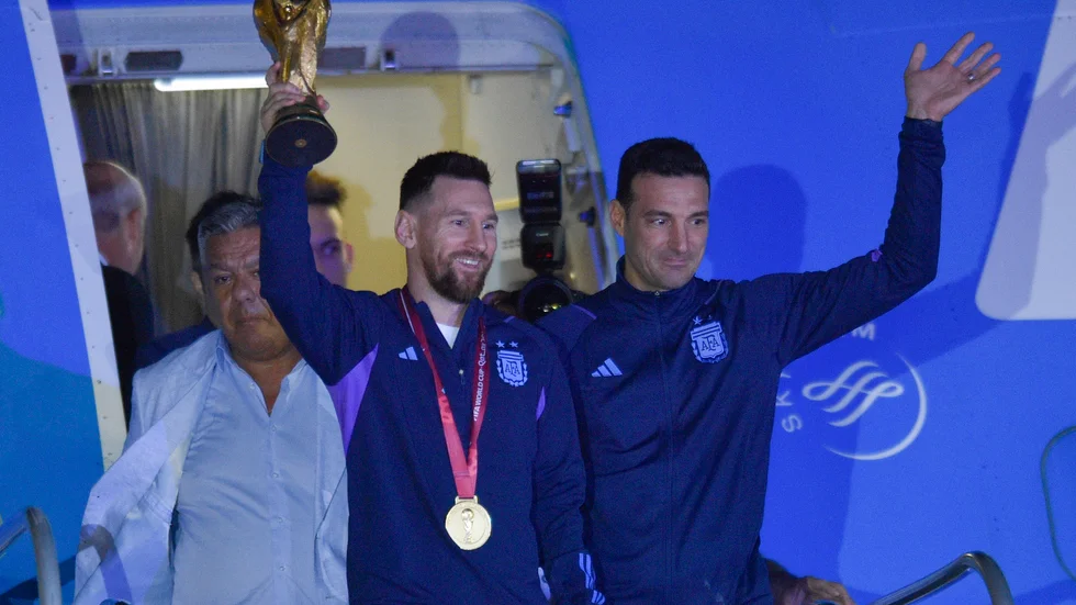 Lionel Messi med VM-pokalen och Argentinas förbundskapten Lionel Scaloni.