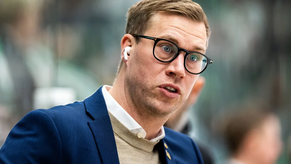 Andreas Falk berättar varför Tom Kühnhackl saknas och hur AIK fyller upp platsen som har uppstått.