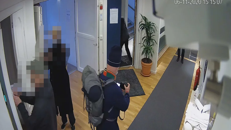 Tor Tuorda och de andra miljöaktivisterna under sin aktion inne på Sveaskogs kontor i Stockholm.