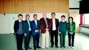 KINABESÖK. Kalix kommunalråd Robert Forsberg (s) flankeras av Tin Tie, tolken Wanli Lin, Lin Hun, samt James Wang, Zhon Rui Qing och Ye Lin Yin.