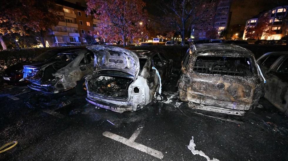 Utbrända bilar på en parkering i Malmö. Bilar på flera platser i Malmö sattes i brand under tisdagsmorgonen, enligt polisen.