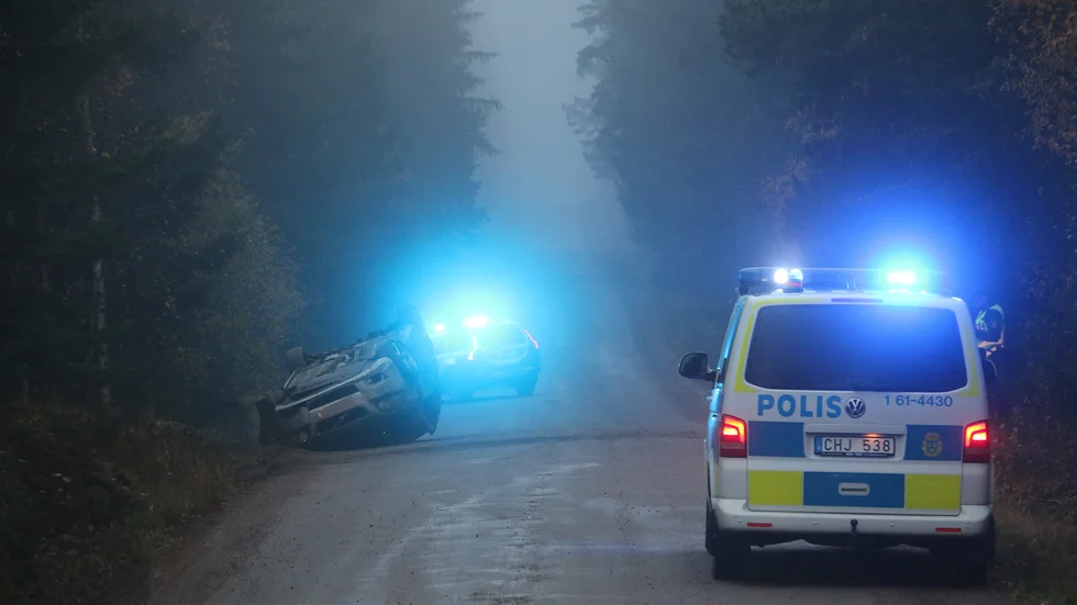 Bilen gick upp på en bergknalle bredvid vägen, slog runt och blev liggande på taket.
