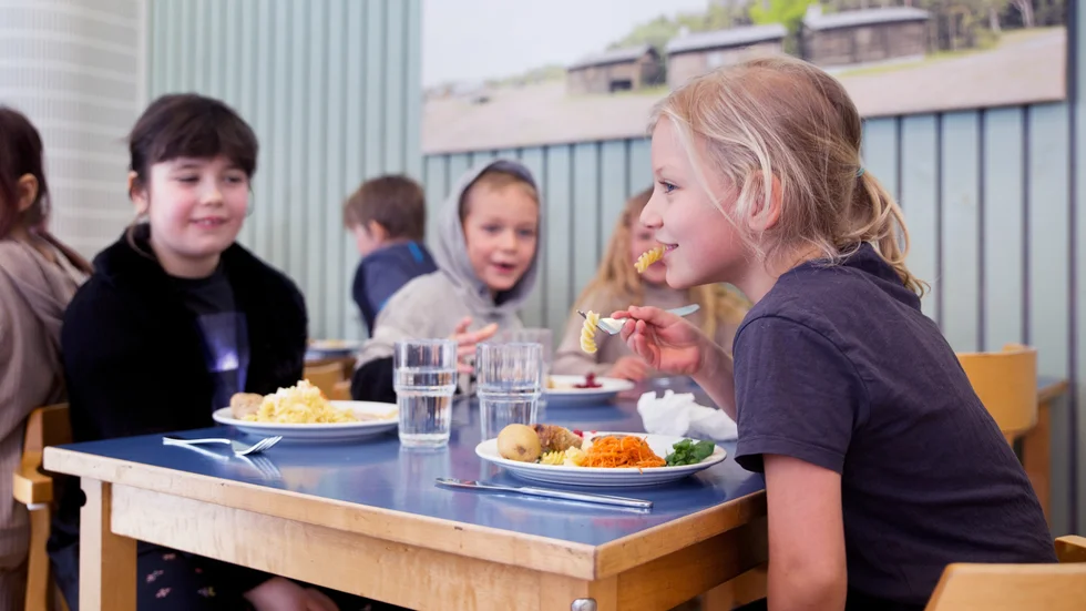Klimatveckan på Innovitaskolan genomförs för andra året i rad. Tanken är att pedagogisk arbeta med mat och klimat tillsammans med barnen över flera ämnen. Närmst: Linnea Almungs. Till vänster: Lillijana Eck, Elias Enqvist.